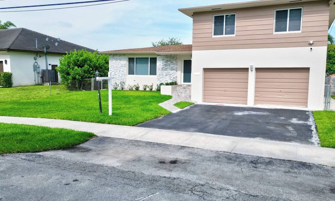 Golden Glades House | Spacious 4-bedroom house with AC, WiFi in vibrant Miami