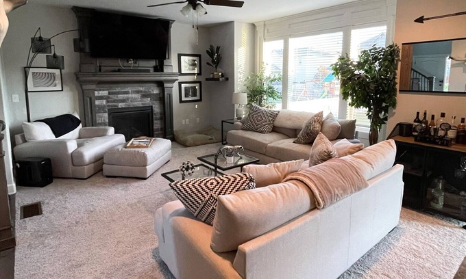 Olathe House | Spacious 4 Bedroom Modern Home w/ Full Gym. ⭐️6+ Month Availability Only⭐️