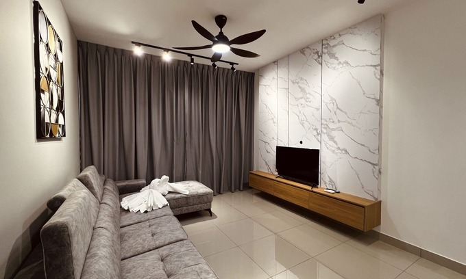 Kuala Lumpur Condo | Spacious 4-bedroom Apartment Near Sunway Velocity. Perfect for Groups