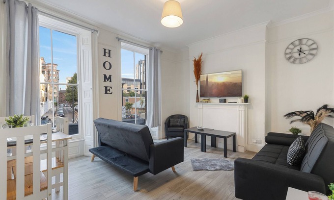Tower Hill House | Spacious 4-Bedroom Oasis – Perfect for Groups & Families, Close to Tower Bridge!