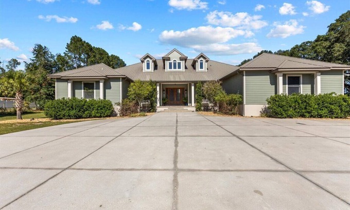 Trenton House | Spacious 4-bedroom pool house minutes from Suwannee River and natural springs!