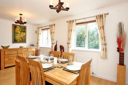 Central Aberdeen Apartment | Spacious 4 bedroom Townhouse near Scenic Beach & City Centre
