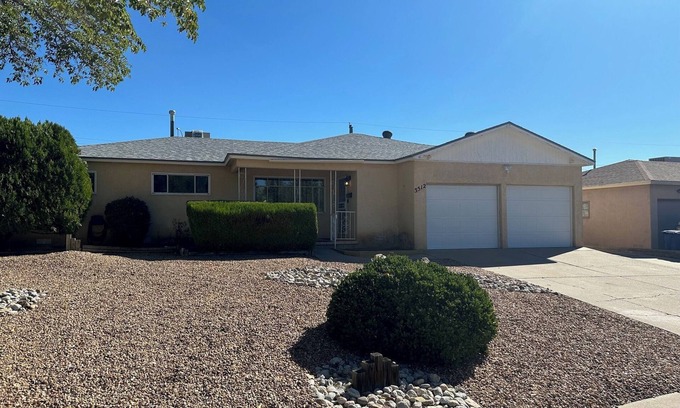 Northeast Heights House | Spacious 4-bedroom house with a Pool, AC, WiFi located in beautiful Albuquerque