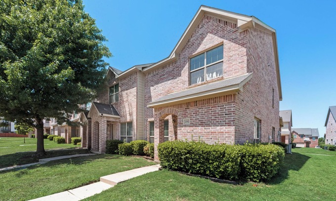 Grand Prairie House | Spacious 4-bedroom townhome in fabulous Grand Prairie with WiFi, AC