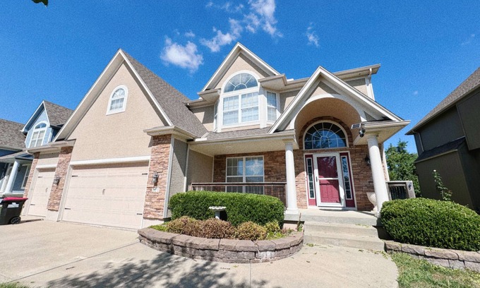 Lee's Summit House | Spacious 4-bedroom house with WiFi and AC in fabulous Lee's Summit