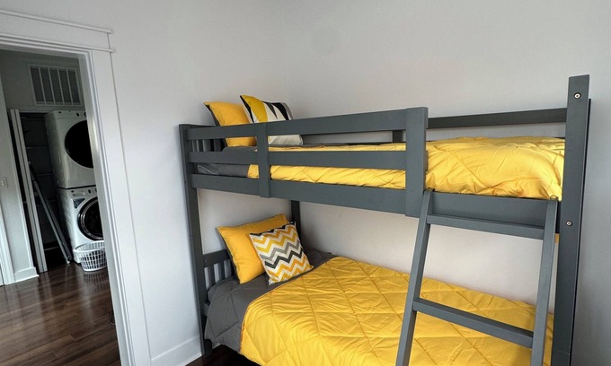 Lincolnwood House | Spacious 4-bedroom bungalow in family friendly Lincolnwood with WiFi, AC