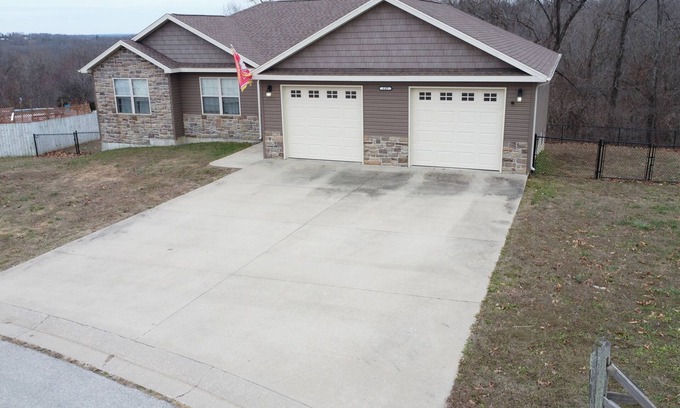 St. Robert House | Spacious 4-Bedroom Home Near Fort Leonard Wood with Fenced Backyard