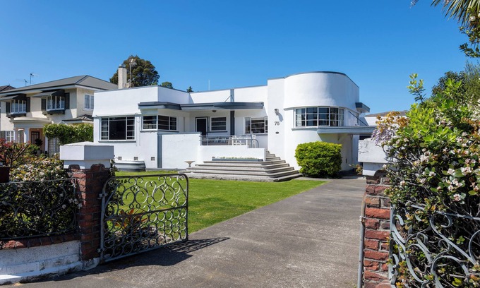 Gisborne House | Spacious 4 Bedroomed Art Deco Charm - Inner City on the River.