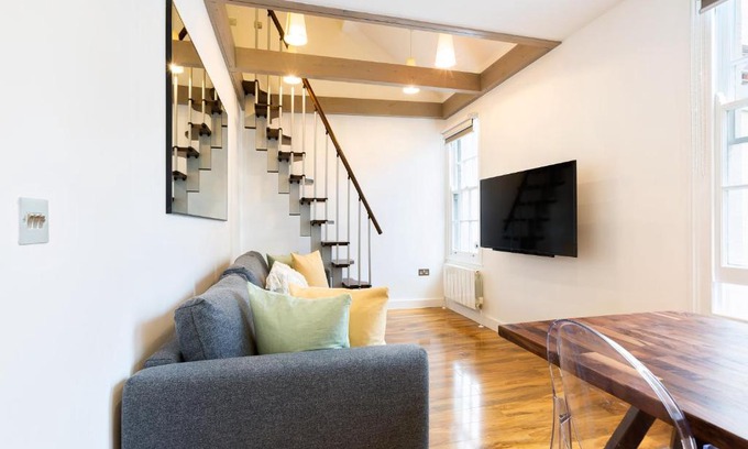 Holborn and Covent Garden Apartment | Spacious 4 bedrooms flat in New Oxford Street
