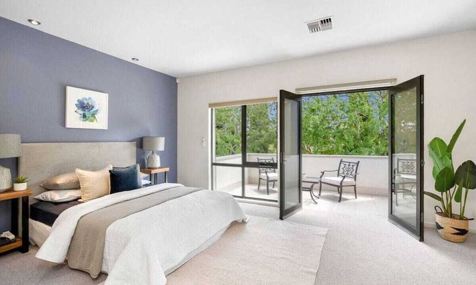 Deakin House | Spacious 4 bedrooms house in Inner South