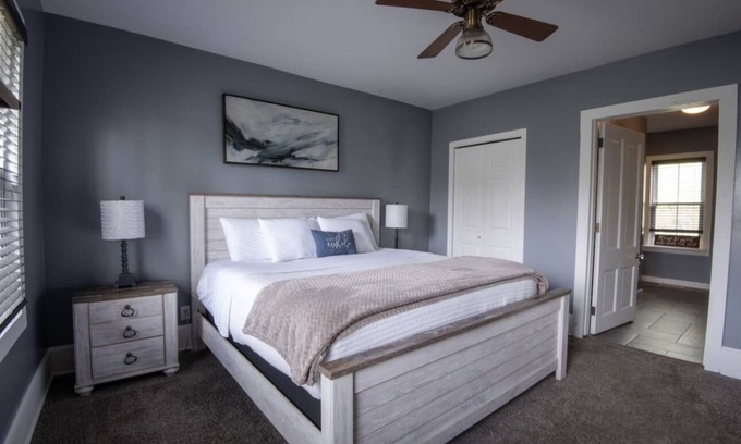 Tonica House | Spacious 4 BR 3BA Mins to Starved Rock