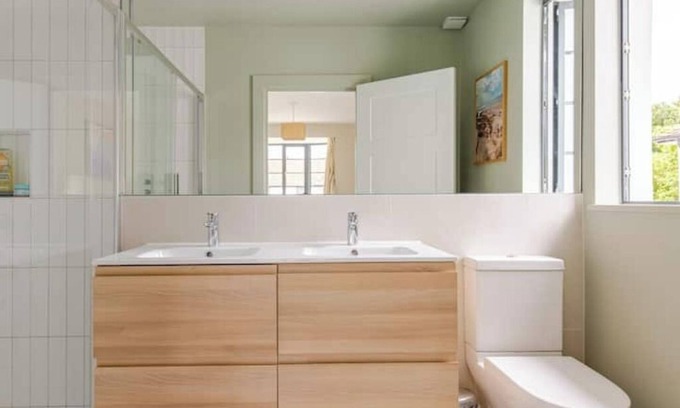Twickenham Riverside House | Spacious 4B family home by Richmond riverside