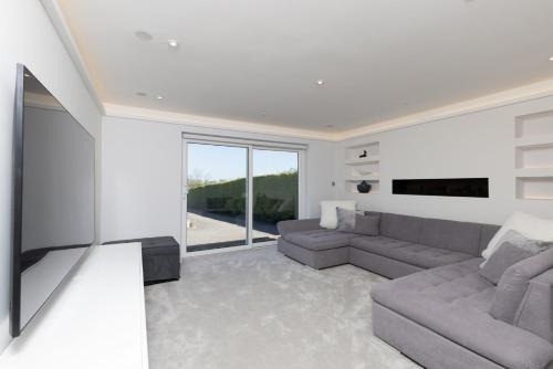 Swindon House | Spacious 4BD Smart Home in Idyllic Rural Setting
