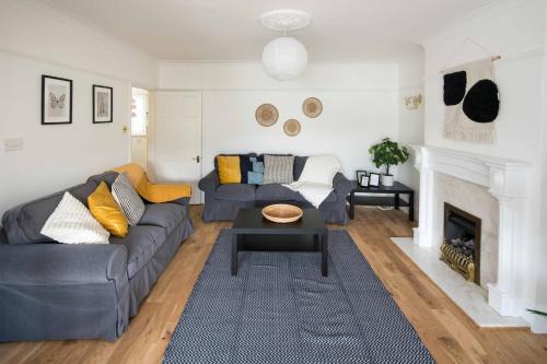 Croham House | Spacious 4BD Home near Gatwick & LDN Links