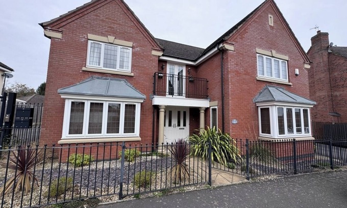 Foxton House | Spacious 4BD House with Character in Coventry