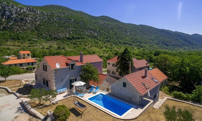 Tucepi Villa | Spacious 4BD Villa for 8 with a private pool, in a quiet countryside setting