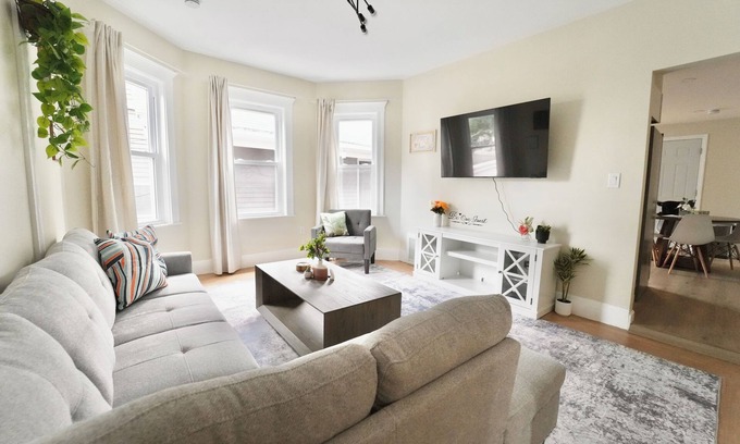 East Somerville Apartment | Spacious 4BDR/2BA- Walk to T-Station- Minutes to Boston