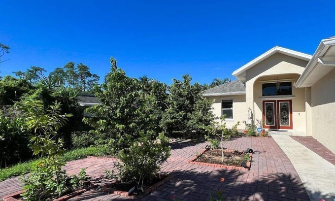 East Naples House | spacious 4Bedrooms,3Bathrooms Home, in the center of everything in Naples Fl.
