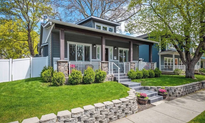 Coeur d'Alene House | Spacious 4BR 3B 2-Kitchen w/bathtub | 11 guests