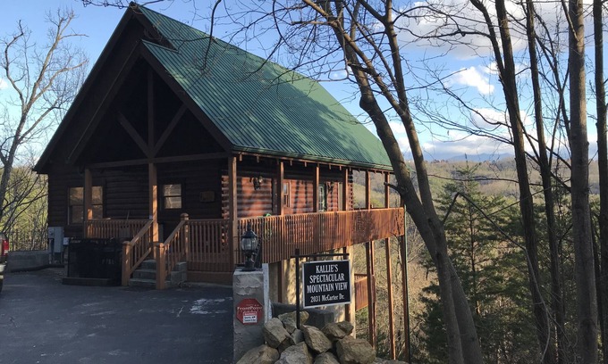 Sevierville Cabin | Spacious 4BR Cabin Near Dollywood – Hot Tub, Game Room & Stunning Mountain Views