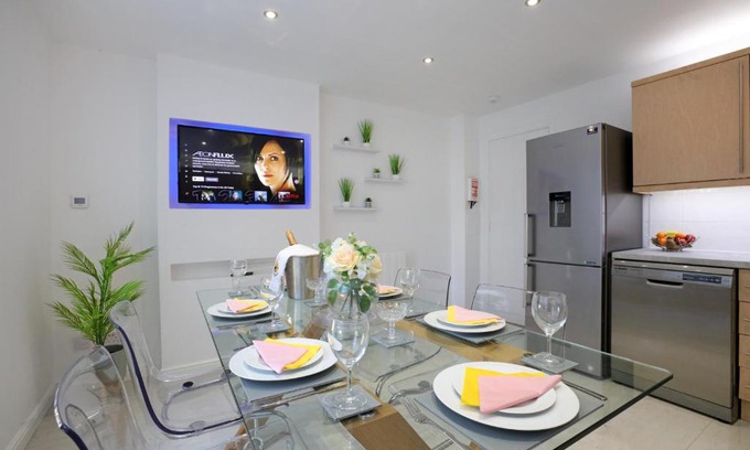 Leith Apartment | Spacious 4BR City Centre Apartment w/Free Parking