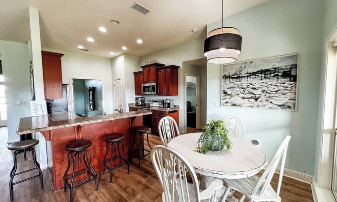 Foley House | Spacious 4BR Family Home – Near OWA, Beaches & Zoo, Spacious 4BR Family Home