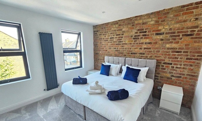 Higham Hill House | Spacious 4BR House, London, Sleeps 9, Free Parking