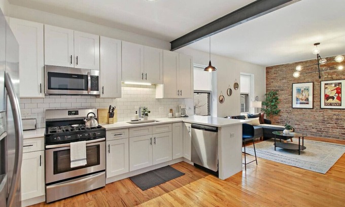 Pilsen Apartment | Spacious 4BR in Chicago w/Laundry!