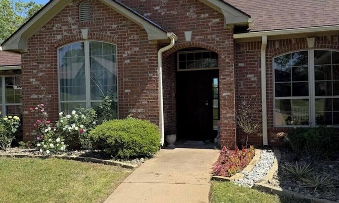 Longview House | Spacious 4BR Oasis with private pool perfect for families & Groups