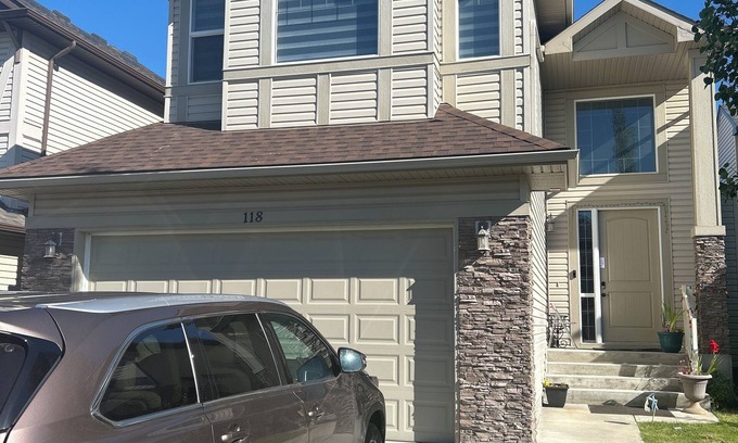 Airdrie House | Spacious 4BR Retreat- Perfect for Families & Groups!