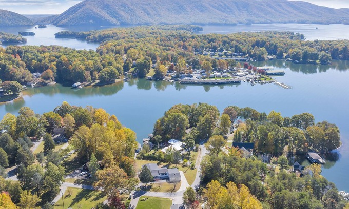 Huddleston House | Spacious 4BR with private boat dock and lakefront access