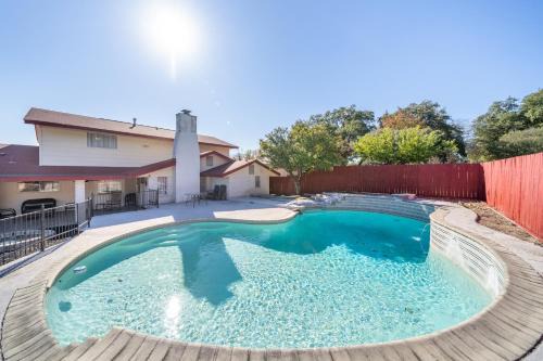 Medical Center District House | Spacious 4BR with Private Pool, Near Six Flags