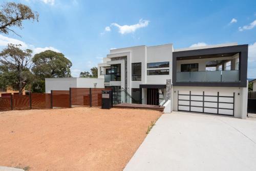 Giralang House | Spacious 5-Bed Family Home in Giralang