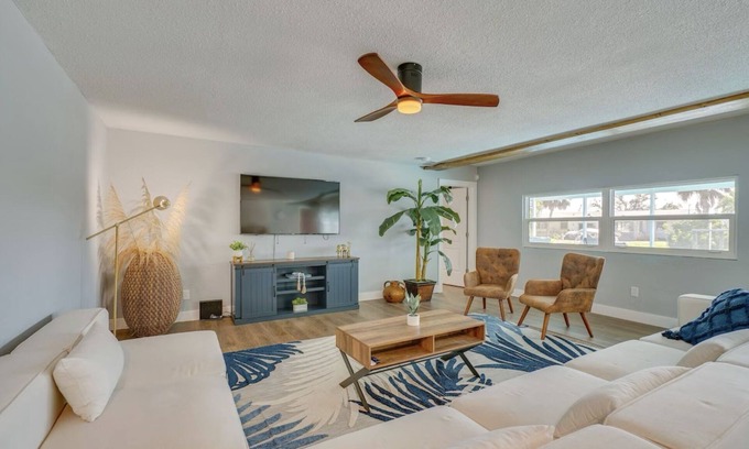 Lochmoor Waterway Estates House | Spacious 5-bedroom house in North Ft Myers Home On The Canal