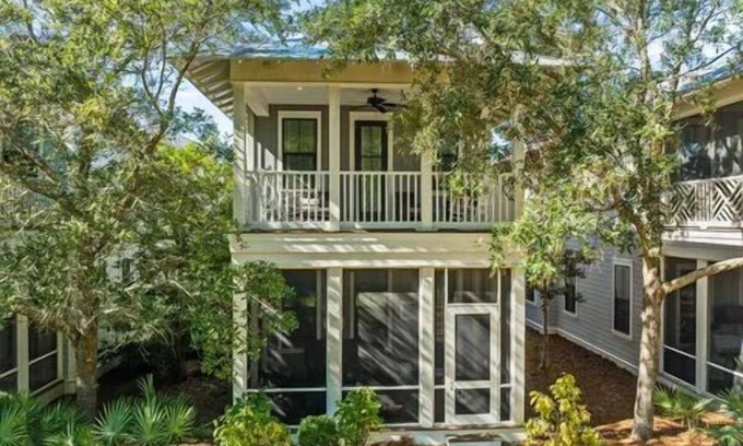 Watercolor House | Spacious 5 bedroom Watercolor Home- close to pool, yard. INC. GOLF CART+4 BIKES