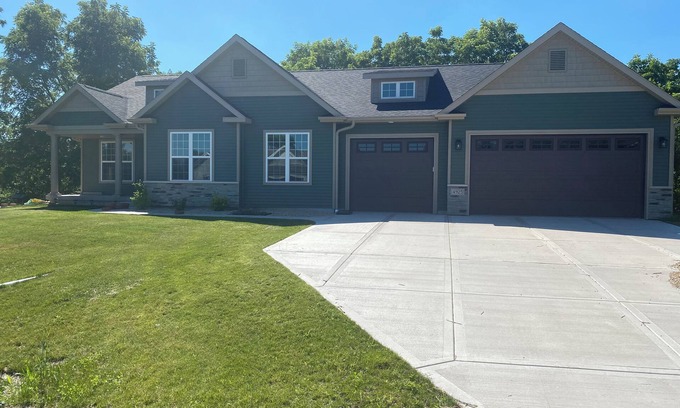 Cottage Grove House | Spacious 5-bedroom house with fitness room and AC in charming Cottage Grove