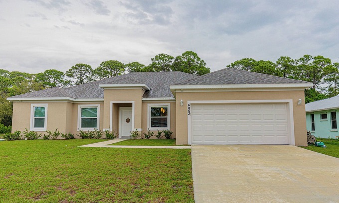 White City House | Spacious 5-bedroom house in enchanting Port St. Lucie with WiFi, AC