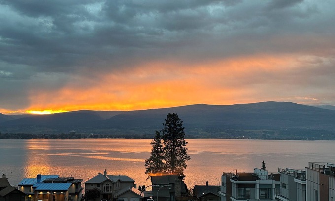 Central Okanagan House | Spacious 5-bedroom Townhome with Rooftop Patio, Hot tub and Private Elevator