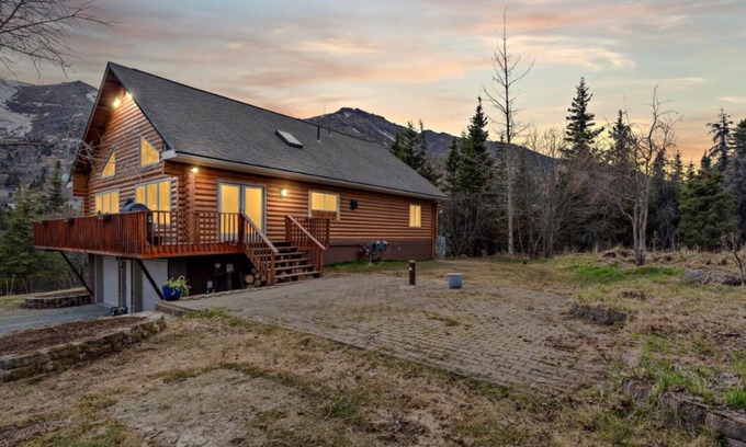 Eagle River Ski Chalet | Spacious 5-bedroom chalet in Eagle River with WiFi and fitness room