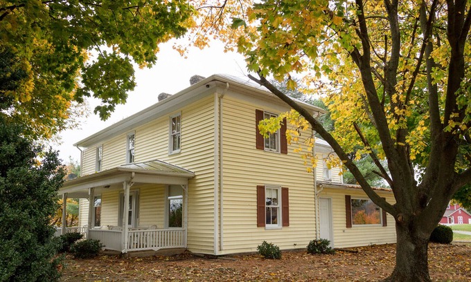 Stanley House | Spacious 5-Bedroom Country House with scenic views, ideal for large families!