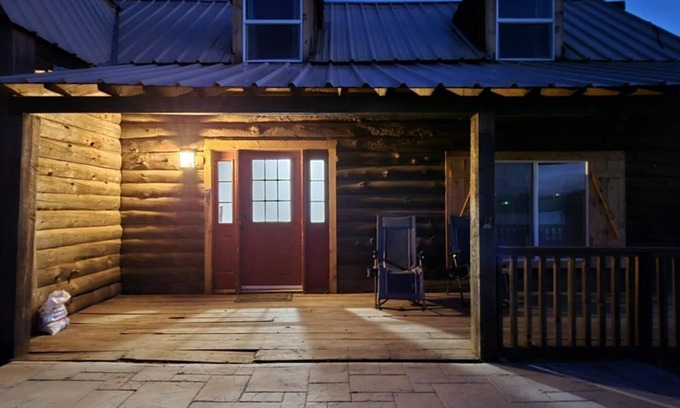Blanding Cabin | Spacious 5-bedroom Farmhouse cabin in charming Blanding with AC, WiFi