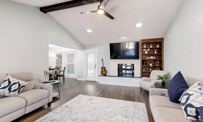 Southwest Arlington House | Spacious 5-bedroom house with WIFI and newly furnished in fabulous Arlington.
