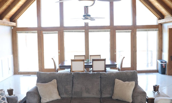 Burnside House | Spacious 5-Bedroom Home on Lake Cumberland!
