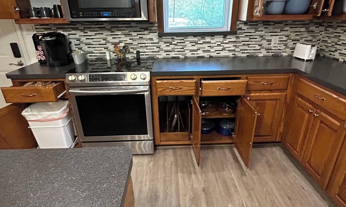 Jones Mills House | Spacious 5-bedroom house on quiet dead end road with AC, WiFi