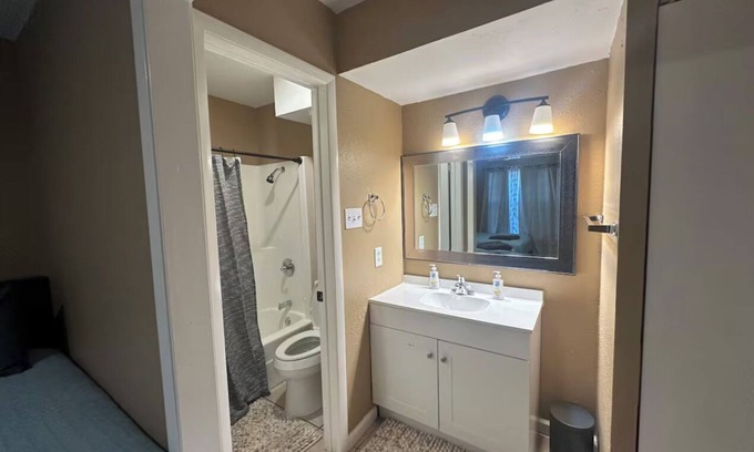 Midland House | Spacious 5-bedroom house in nice Midland with AC