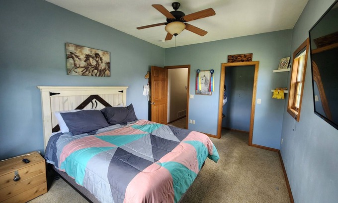 Black Wolf House | Spacious 5-bedroom house in charming Oshkosh with WiFi, fitness room