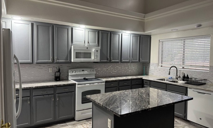 Sundance Ranch House | Spacious 5-bedroom house in delightful Phoenix with WiFi, AC
