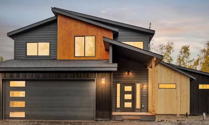 Wasilla House | Spacious 5-bedroom house w/Mountain views and Hot tub in Wasilla!