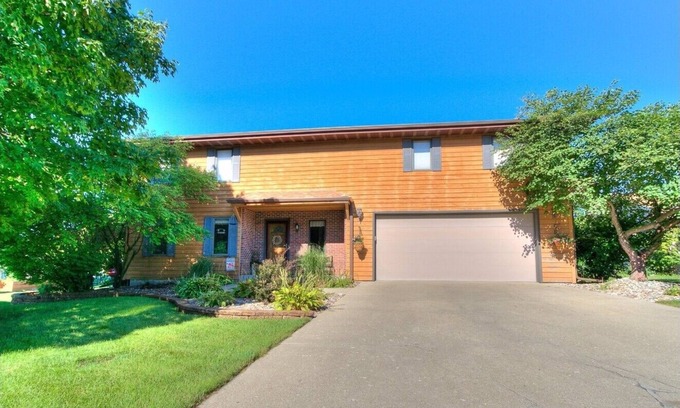 Ames House | Spacious 5-bedroom house in enchanting Ames with Wi-Fi, Close to the Action!