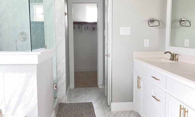 Dallas House | Spacious 5-bedroom house in beautiful Dallas with AC